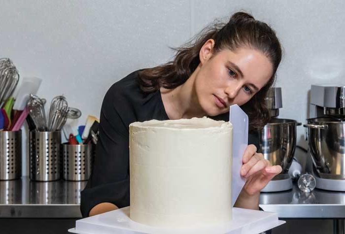Ilona Znakharchuck ' 21的照片，手里拿着一个装饰精美的蛋糕